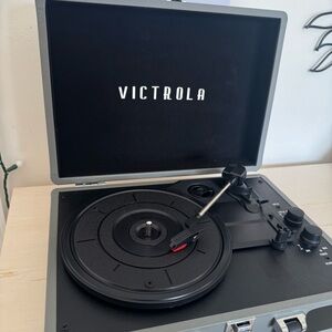 Victoria record player